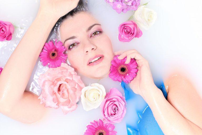 Model mit Blüten in Milchbad